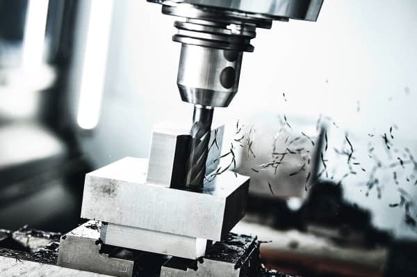 Begutachtung einer CNC-Rundschleifmaschine im Lager