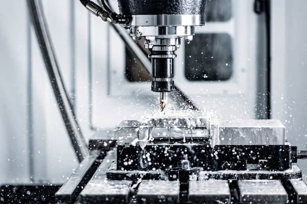 Fachgerechter Transport einer Industriemaschine per Schwerlast-LKW